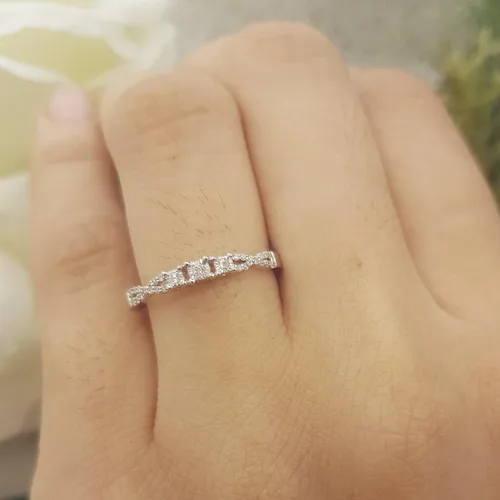 Vista 3 de Dazzlingrock Collection Anillo de compromiso de 0,10 quilates (quilates) con diamantes redondos de 10 quilates para mujer, 3 piedras, oro blanco