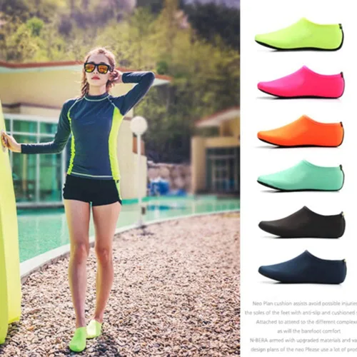 Vista 2 de Zapatos de deportes acuáticos descalzos de secado rápido Aqua Yoga Calcetines sin cordones para playa, natación, surf zapatos para hombres, mujeres