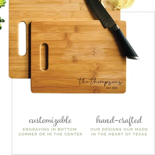 Vista 3 de Tabla de cortar de bambú personalizada, decoración de cocina rústica hecha a mano, alternativa de bloque de carnicero grande y duradera con grabado