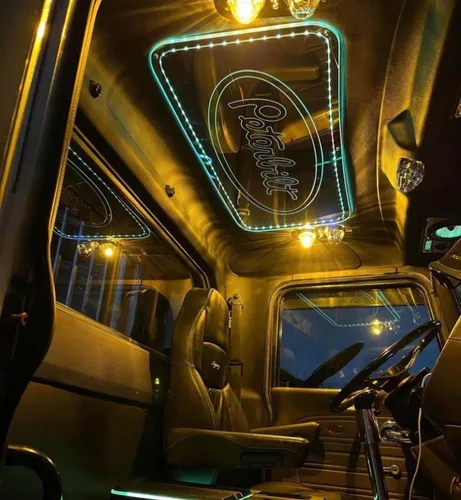 Vista 3 de Inserto de Forro de Techo Peterbilt de Floridas Finest Customs Placa Ligera con Logotipo Peterbilt Se Ajusta a 386, 388, 389 Insertos de Panel