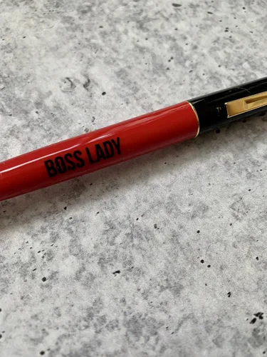 Vista 5 de Get Bullish Boss Lady - Bolígrafo recargable de dos tonos en rojo cereza y negro