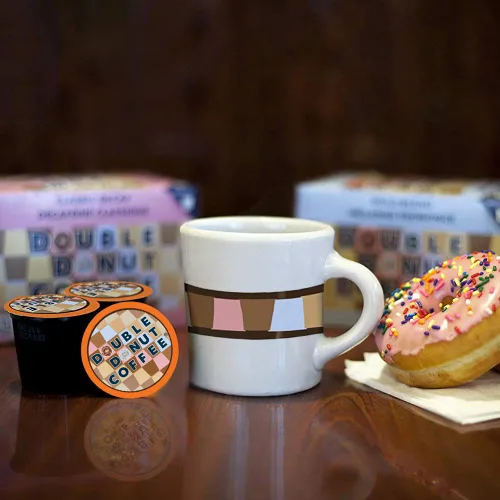 Vista 4 de Double Donut Coffee Cápsulas de café tostado oscuro descafeinado, café de mezcla extra atrevida, café de una sola porción para máquinas Keurig K