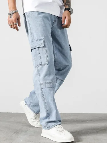 Vista 3 de Jeans para hombre con letras parcheadas con detalle de solapa, bolsillo lateral, jeans cargo para hombres