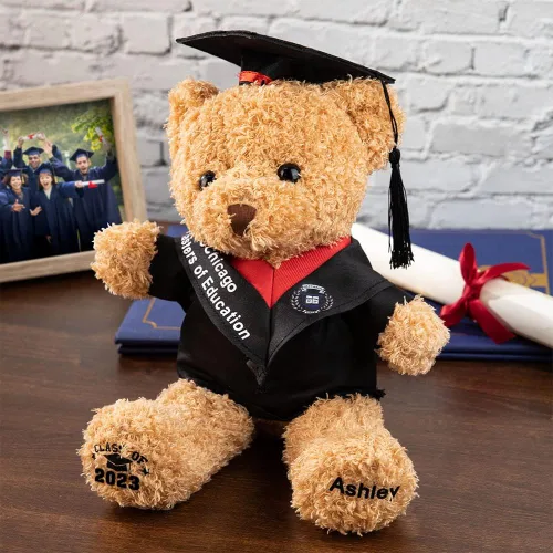 Vista 2 de Oso de peluche de graduación con nombre personalizado con insignia escolar, oso de peluche con tabla de mortero, regalos de graduación