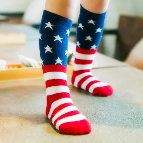 Vista 4 de Calcetines con la bandera de Estados Unidos para niños, calcetines de estrella hasta la rodilla para niños y niñas