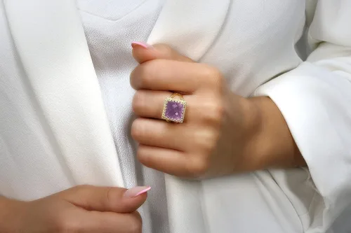 Vista 2 de Intrincado anillo de piedra natal de febrero, anillo de amatista en doble banda chapada en oro de 14 quilates, joyería de amatista hecha a mano