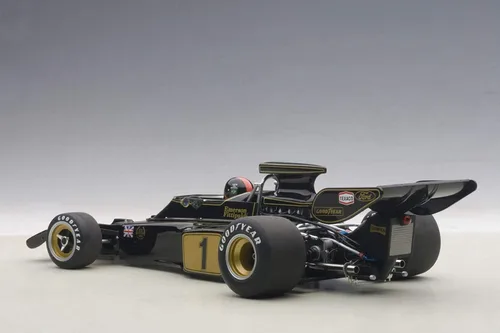 Vista 2 de Autoart Lotus 72E 1973 Emerson Fittipaldi #1 con figura de conductor en cabina 1/18 modelo coche
