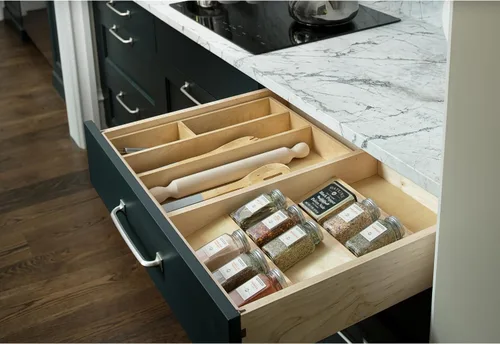 Vista 2 de Accesorio especiero de madera para cajón, de la marca Rev-A-Shelf, Madera, Natural, S