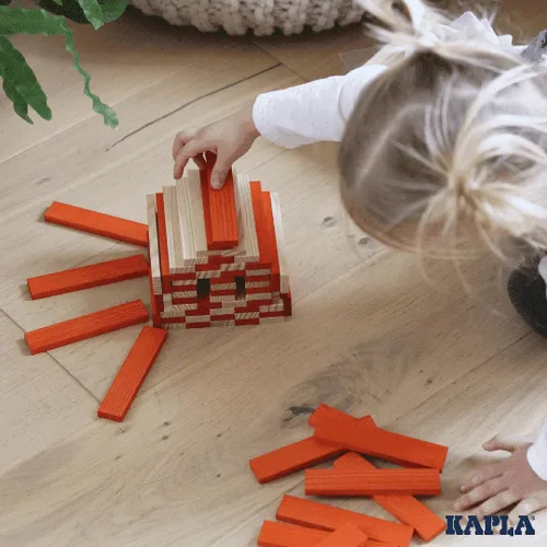 Vista 3 de KAPLA 40 cuadrados naranja – Juego de construcción de madera – 40 tablones de construcción de color naranja – para mayores de 3 años