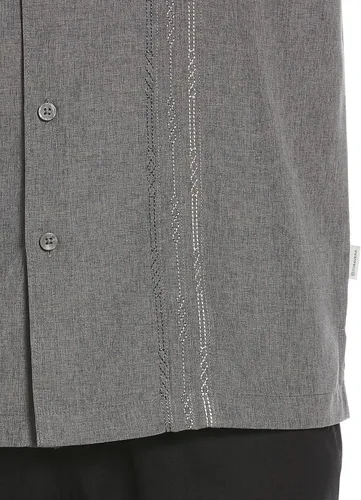 Vista 3 de Cubavera - Camisa de manga corta bordada en chambray para hombre, ajuste clásico, con botones, disponible en tallas grandes y altas