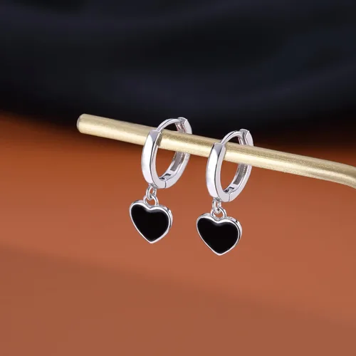 Vista 4 de SLUYNZ Aretes de aro de plata de ley con corazón negro para mujeres, adolescentes y niñas, aretes de aro con forma de corazón