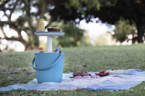 Vista 7 de Keter Go Bar - Enfriador de cerveza y vino de 4.2 galones con asa y mesa desplegable para exteriores, perfecto para tu patio, picnic y accesorios