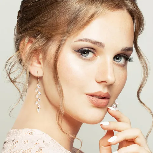 Vista 2 de Aretes de hoja hechos a mano con cristal, aretes colgantes de boda para novias y damas de honor, regalo para mujeres