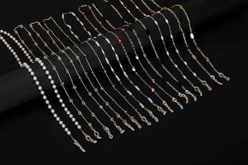 Vista 4 de Junyuerly Cadenas de gafas para mujer, con estilo de perlas doradas, correa para gafas, collar alrededor del cuello