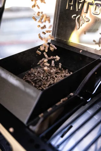 Vista 4 de HALO Paquete de parrilla de pellets con batería recargable Prime 300 con tapa y batería