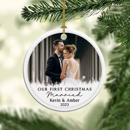 Vista 3 de Adorno de cerámica personalizable con texto en inglés «Our First Christmas Married», adorno de Navidad personalizado para el señor y la señora