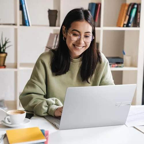 Vista 9 de ASUS Vivobook 16 Laptop, pantalla WUXGA de 16" a 60Hz, Intel Core i7-13620H, Intel UHD Graphics, 16 GB de RAM, SSD de 512 GB, Windows 11, plata