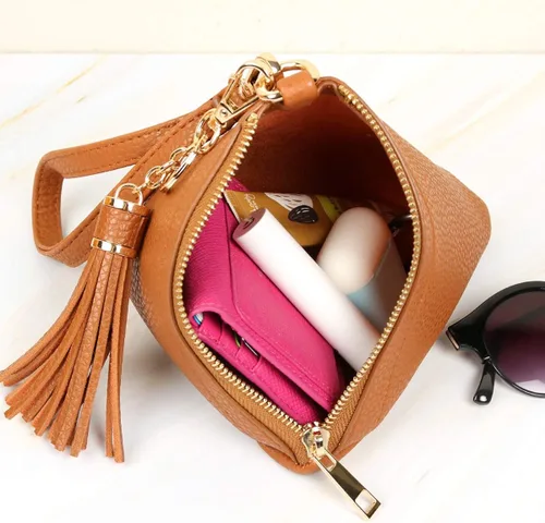 Vista 5 de Bolso de mano triangular de cuero vegano Bolsa de cóctel de noche piramidal correa desmontable y dije de borla talla única