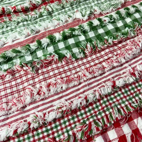 Vista 6 de Tela de Algodón Casera Roja y Verde de Feliz Navidad 22 piezas 2.5" X 44" Rollo Precortado (Jelly Roll) por JCS