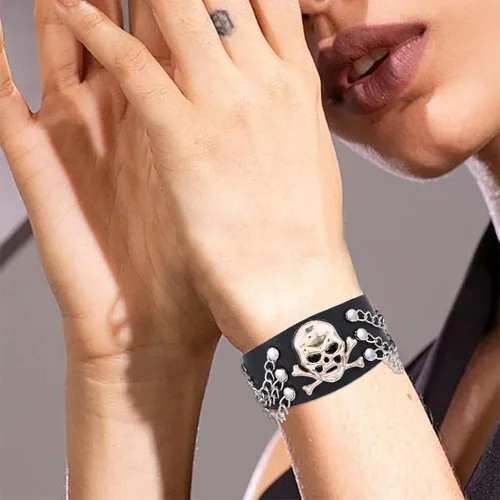 Vista 4 de Pulsera negra de piel sintética Punk Rock Pulseras de calavera pulsera gótica de los años 80s90s Pulsera con tachuelas para mujeres y hombres