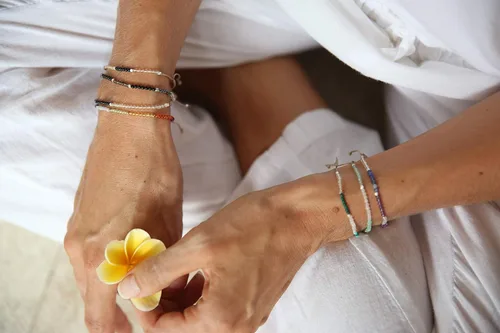 Vista 7 de BALIPURA - Pulsera Let Go Aura para mujer - Cuentas pequeñas (pequeñas) de 0.079 in (pequeñas) cristal curativo, piedras preciosas naturales, cuarzo