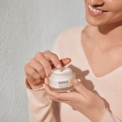 Vista 5 de AHAVA Crema de ácido hialurónico 24/7: hidratación duradera desde dentro y por fuera, aumenta la hidratación, suaviza y refina la textura