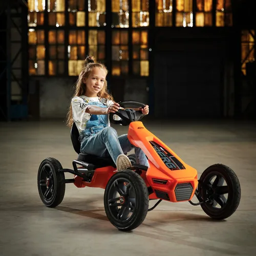Vista 2 de BERG Pedal Kart Rally NRG Naranja Vehículo para niños, kart de pedal con asiento ajustable, con rueda libre, juguetes para niños adecuados