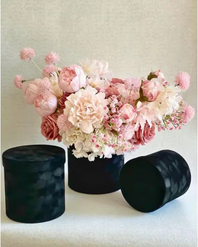Vista 3 de UNIKPACKAGING Caja de flores redonda de terciopelo de alta calidad, cajas de regalo para flores de lujo y arreglos de regalo, juego de 3 piezas Negro