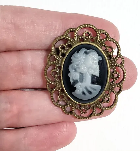 Vista 3 de Broche de camafeo de Lady Skeleton en tono bronce antiguo, broche de esqueleto gótico camafeo