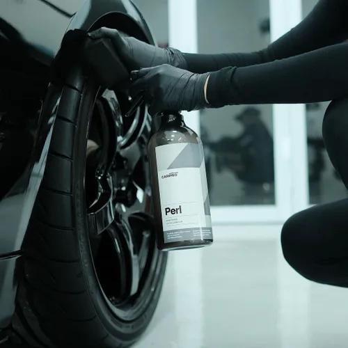 Vista 4 de CarPro PERL Líquido protector para plástico y caucho, de 1 litro.