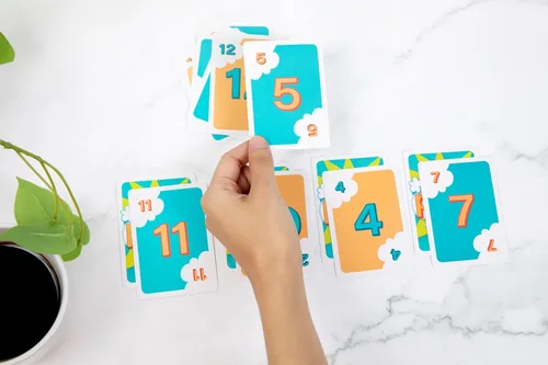 Vista 3 de Poof The Game - Juego de cartas casual rápido de aprender, fácil de jugar, para amigos y familiares, grupos grandes y pequeños, noches de juego