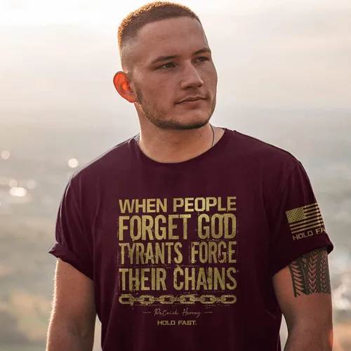 Vista 4 de Camiseta de algodón con cuello redondo con texto en inglés When People Forget God Tyrants Forge Their Chains Patrick Henry Maroon, talla S
