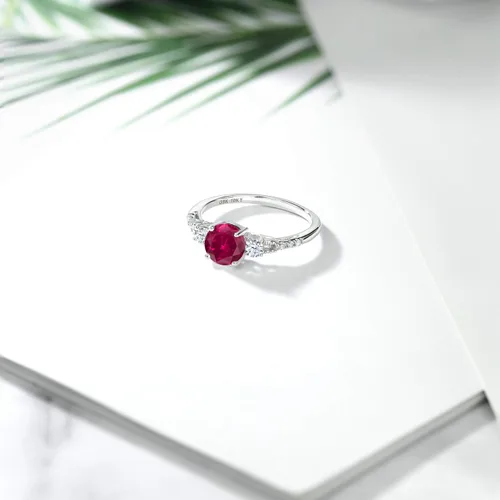 Vista 4 de Gem Stone King Anillo de compromiso de 3 piedras de oro blanco rubí creado en oro blanco de 10 quilates y diamantes para mujer