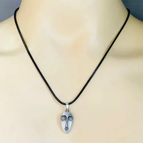 Vista 3 de Máscara de vudú tribal Tiki Moai Magia Africana Wicca Pagana Oculta Unisex Plata Pewter Colgante Collar Protección Amuleto Abalorio de la Suerte