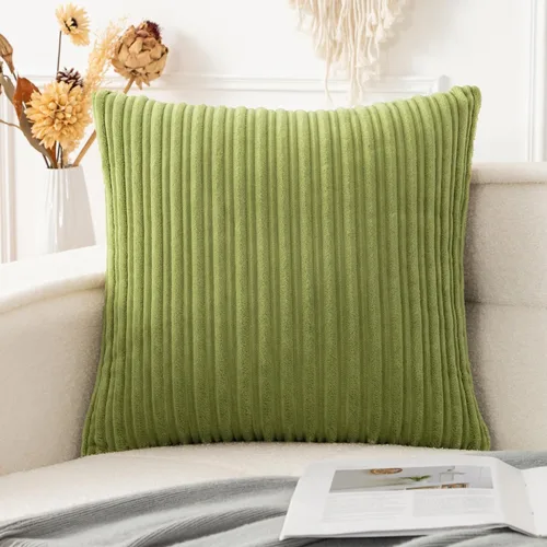 Vista 10 de UGASA - Fundas de almohada decorativas de terciopelo suave y sólidas de Navidad para sala de estar/sofá, 16 x 16 pulgadas, 2 unidades, color burdeos