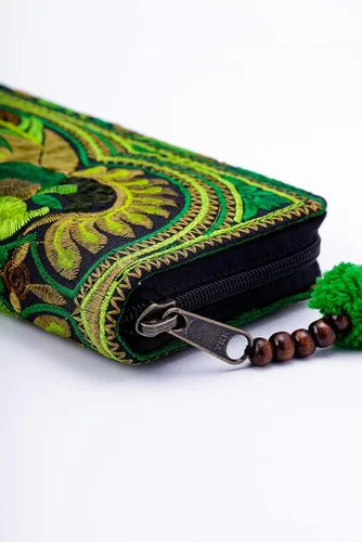 Vista 4 de changnoi Cartera de mujer hecha a mano con tela bordada tailandesa Hmong, Verde pájaro., Cartera con cremallera
