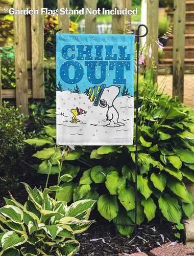 Vista 2 de Flagology, Peanuts Chill Out - Bandera de jardín de invierno, 12 x 18 pulgadas, con licencia oficial de cacahuetes, multicolor