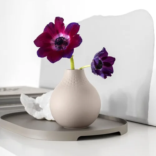 Vista 2 de Villeroy & Boch - Fabricación Collier Sand, Florero pequeño Perle, 4.75 in, Porcelana Premium, Beige Premium porcelain small vase, structured
