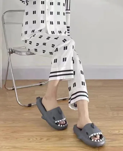 Vista 5 de HUAZUMEI Lindas pantuflas de tiburón de dibujos animados, de secado rápido, antideslizantes, pantuflas de baño, pantuflas de gimnasio, suela suave