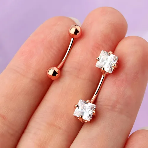 Vista 4 de JEWSEEN Paquete de 2 anillos de ombligo de tamaño pequeño de 056oz de acero quirúrgico cuadrados AAA circonita cúbica anillos de ombligo curvos