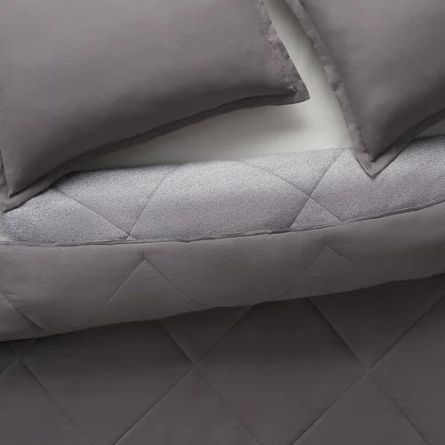 Vista 4 de Serta Juego de edredón reversible de 3 piezas con fundas de almohada para todas las estaciones, matrimonial/queen, filigrana plateada