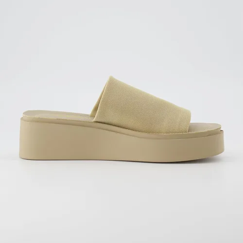 Vista 4 de CUSHIONAIRE Sandalia de plataforma Pia para mujer con espuma viscoelástica, anchos disponibles