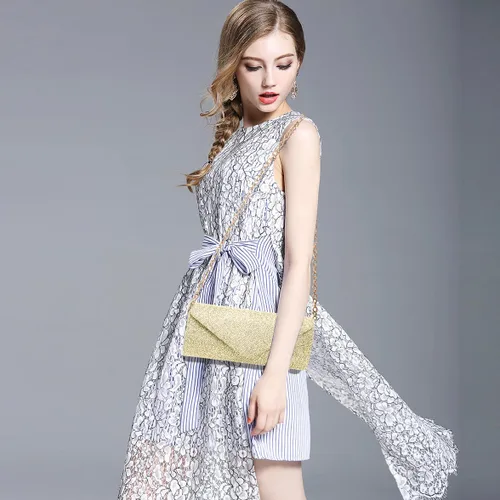 Vista 2 de Bolsos de mano para mujer, Bolso de sobre de noche con cadena desmontable, elegancia brillante Dorado