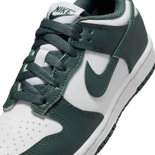 Vista 696 de Nike Kid's Dunk Low Sneaker