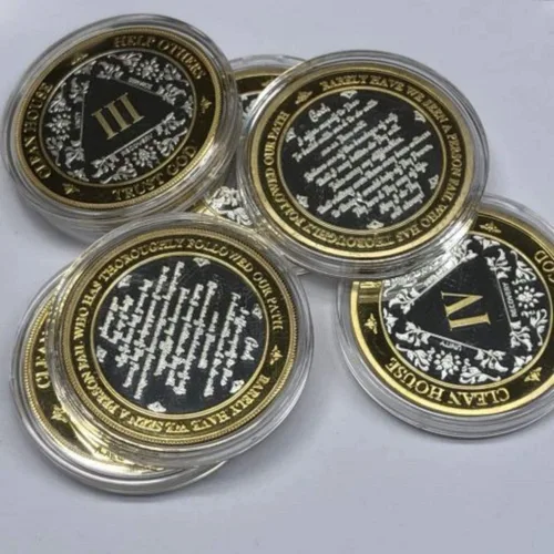 Vista 4 de Silver & Gold - Medallón de Alcohólicos Anónimos de 1 a 60 años (10 años (X)) Cápsula AA incluida