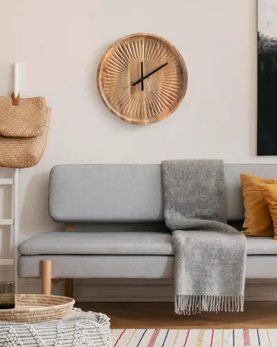 Vista 4 de Kate and Laurel Grear Modern - Reloj de pared redondo sin números, 17 pulgadas de diámetro, madera natural, reloj decorativo de madera tallada