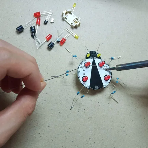 Vista 3 de Gikfun Mariquita Práctica de soldadura electrónica DIY Adultos STEM Práctica Ciencia Proyecto GK1021