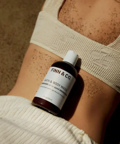 Vista 2 de FINN & CO. White Sand Gel de baño – Aroma inspirado en la playa con aloe y té verde – Limpia suavemente, calma y suaviza la piel – Limpiador