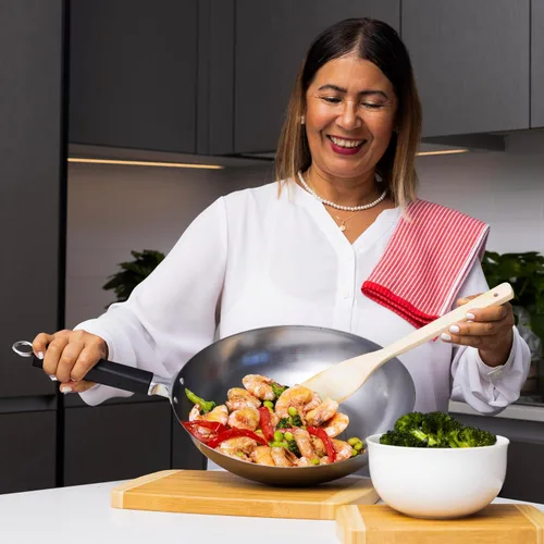 Vista 8 de JOYCE CHEN Serie Profesional Sartén Wok de Acero al Carbono de 12 Pulgadas con Mango Fenólico