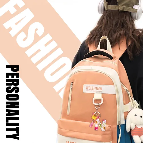 Vista 6 de Lindos llaveros para mujeres y niñas, llaveros de letra inicial con borla de mariposa, dije para bolso, mochilas, bolsos de mano